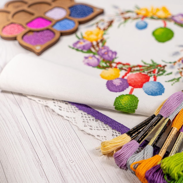 stół roboczy z haftem